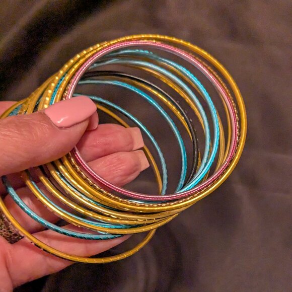 Fun bundle of 17 bangle bracelets - Picture 2 of 7